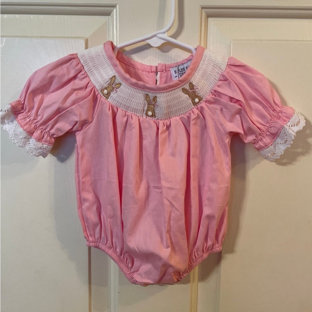 NWT Rylee Faith Designs Smocked Embroidered
Spring Bubble With Lace
Trim-3M